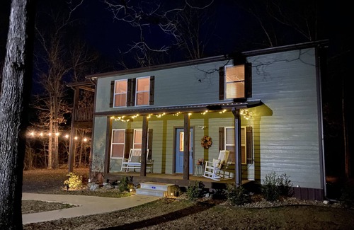 Mena House | Ride 2 WPG trails, King, Mnt Cabin, Fast WiFi Firepit, Paved, Circle dr parking