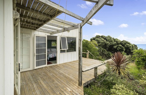 Paekakariki House | Ridge Top Views - Paekakariki Holiday Home