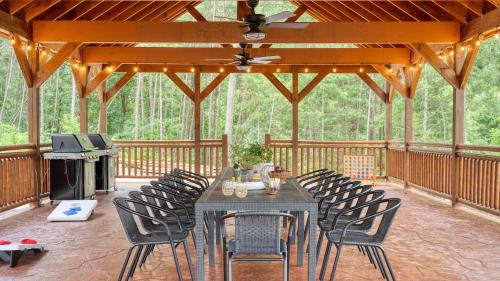 Wears Valley House | Ridge View by AvantStay 15mins from Pigeon Forge w Pavilion Indoor Pool Hot Tub