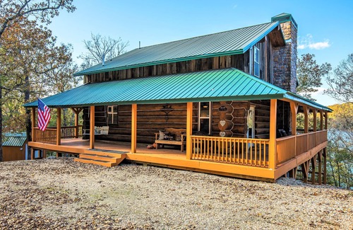 Garfield Cabin | Right on the water, stay at this Instagram photo-ready real LOG CABIN +Kayaks!