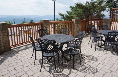 Snowshoe Apartment | Rimfire by Casago
