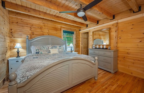 Burnsville Cabin | River Access, Hot tub, Swimming, Tubing, Fire Pit, Grill, Games, Private, Wi-Fi