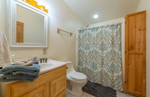 Burnsville Cabin | River Access, Hot tub, Swimming, Tubing, Fire Pit, Grill, Games, Private, Wi-Fi