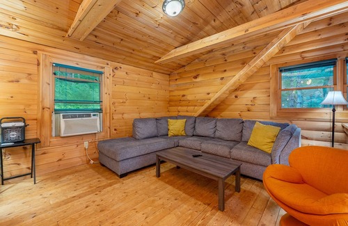 Burnsville Cabin | River Access, Hot tub, Swimming, Tubing, Fire Pit, Grill, Games, Private, Wi-Fi