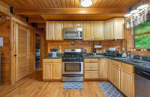 Burnsville Cabin | River Access, Hot tub, Swimming, Tubing, Fire Pit, Grill, Games, Private, Wi-Fi