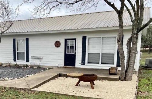 Kyle House | River Access | Pet Friendly | Fishing | Sleeps 4