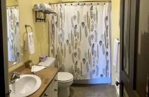 Stratford Apartment | River Facing Condo - 2 bedroom w/kitchen 3rd floor
