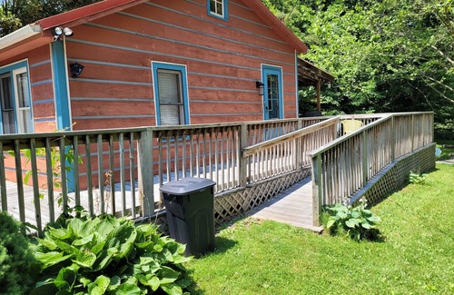 Warrensville Cabin | River Otter Cottage On The New RivernPerfect for couples or family adventure