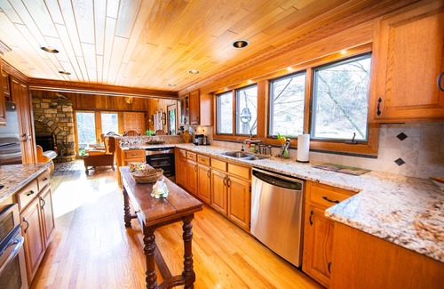 Sugar Grove Cabin | River Ranch: Petting Zoo & Farm Stay