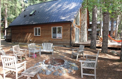 Enumclaw House | River Rock Cabin: Your Gateway to Pine-Scented Bliss & Mountain Excursions