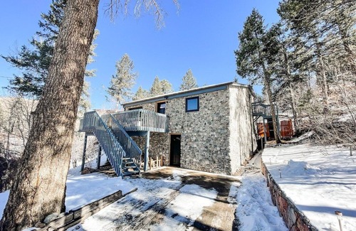 Cascade-Chipita Park House | River Rocks Retreat | Hot Tub | Fire Pit | Views!
