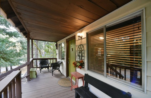 Dunsmuir Cabin | River Run, Near Mossbra Falls & River access.