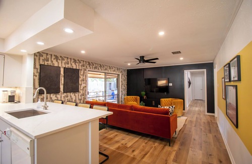 San Marcos House | River Run Retreat - Cowboy Pool, Fire Pit & Pool Table! Close to Campus & River