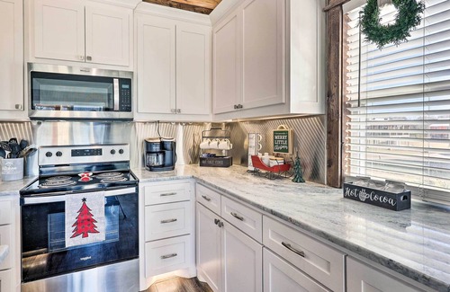 Glenwood Cabin | ‘River Time’ Cabin w/ Games + Outdoor Oasis!