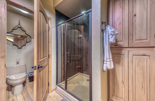 Ruidoso Cabin | Riverbank Swank-Rustic Luxury Cabin now w/Hot Tub!