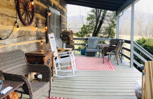Luray Cabin | Riverfront Cabin! Farm, Fireplaces, Trail & Kayaks