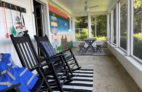 Surry Cottage | Riverfront Cottage w/Private Beach Near Wmsburg