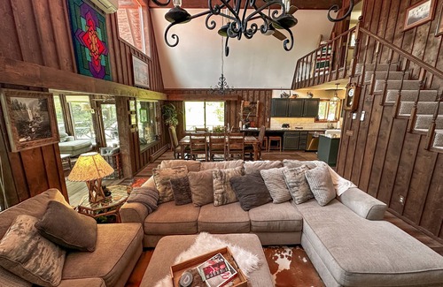 Rio Vista Estates Cabin | Riverfront home w/private deck, sunroom, full kitchen, and free WiFi