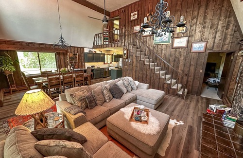 Rio Vista Estates Cabin | Riverfront home w/private deck, sunroom, full kitchen, and free WiFi