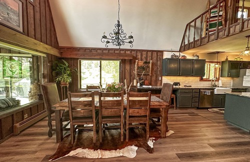 Rio Vista Estates Cabin | Riverfront home w/private deck, sunroom, full kitchen, and free WiFi