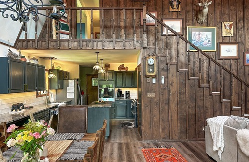 Rio Vista Estates Cabin | Riverfront home w/private deck, sunroom, full kitchen, and free WiFi