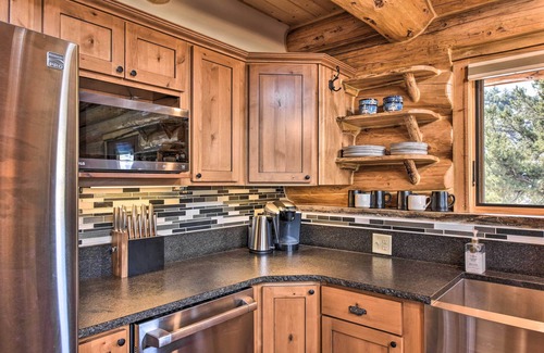 Buena Vista Cabin | Riverfront Retreat w/Hot Tub: Fish & Hike!