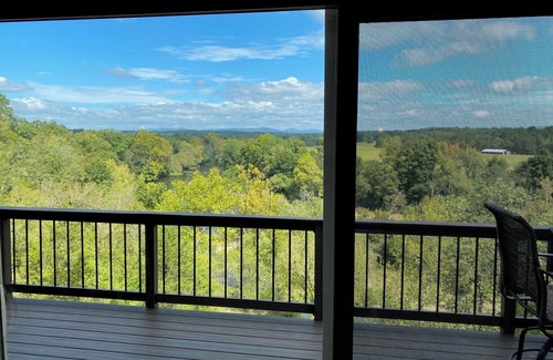 Amity Cabin | “Rivers Bend: Stunning Views & Vibrant Fall Colors Await You”