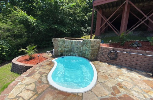 Amity Cabin | “Rivers Bend: Stunning Views & Vibrant Fall Colors Await You”