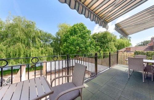 Upton upon Severn House | Riverside Cottage with balcony and fishing jetty