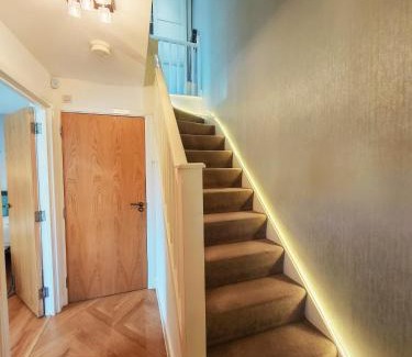 Leeds Apartment | Riverside Retreat Leeds City Location Modern 2-Bed 2-Bath Townhouse & Free Parking