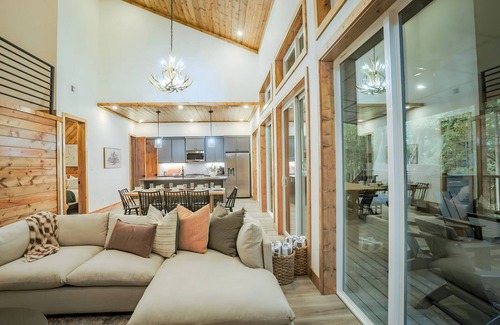 Broken Bow Cabin | Riverside Retreat near Broken Bow - Hot Tub, Riverfront, Sleeps 14