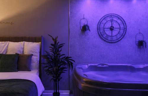 Sheffield Apartment | Riverside studio with Jacuzzi!