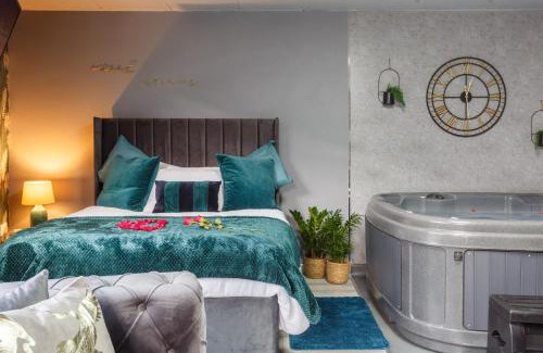 Sheffield Apartment | Riverside studio with Jacuzzi!