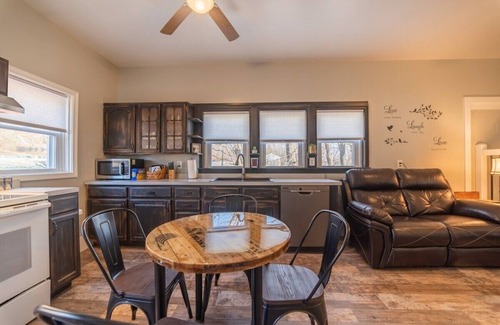 Loyalton House | Riverside Vista | Fire Pit, Sunroom + Kayaks!