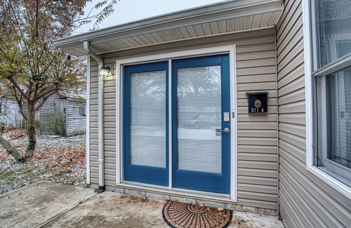 Newburgh Apartment | RiverTown Retro: 1990s Retreat