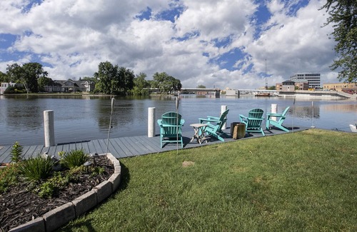 Menasha House | Riverview Get-A-Way