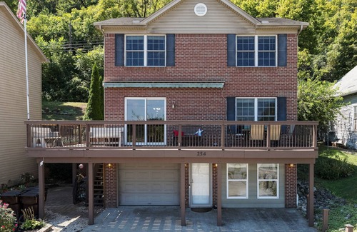 Aurora House | Riverview Home Near Creation Museum/Ark/Ski/Bikes/Cincinnati/Hot Tub-Sleeps 11