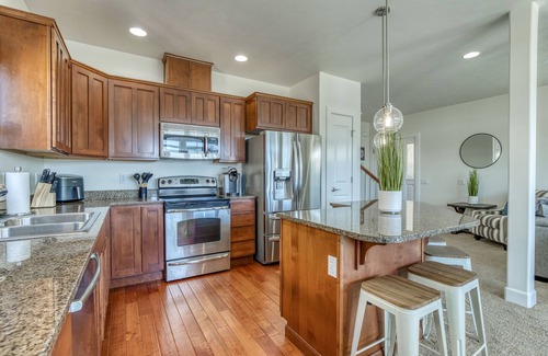Quincy House | Riverview Townhome, w/access to hot tub, pools, golf, boat launch & more!