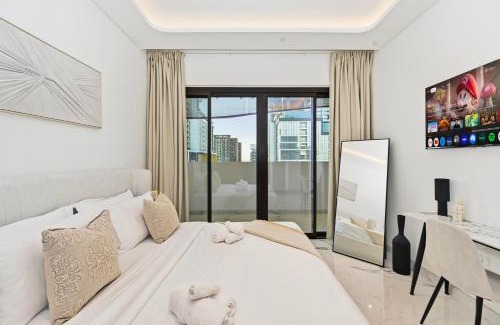 Nad Al Sheba Apartment | Riviera Azure Gateway Superior- 10min to Burj Khalifa, Dubai Mall and Airport and 20min to Marina