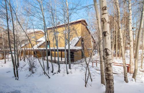 Moose Wilson Road Apartment | RMR: Columbine 1011 Condo in The AspensWilsonWY