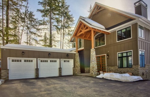 Revelstoke House | RMR: Luxury Ski-in/out Mountain-side 4 Bedroom Home (Sleeps 10).