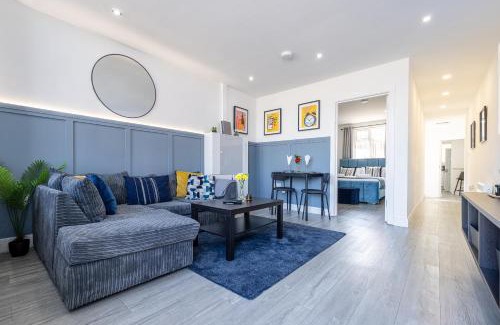 Cradley Apartment | RNM - Business Pro Ready, Private Access Entire Place, Kitchen and bathrooms with all Amenities, Fast WiFi, Smart Tv, Premium Bed, Parking Nearby