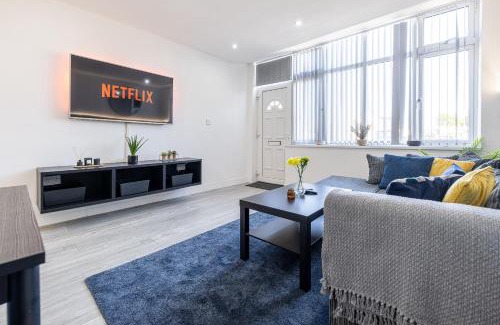Cradley Apartment | RNM - Business Pro Ready, Private Access Entire Place, Kitchen and bathrooms with all Amenities, Fast WiFi, Smart Tv, Premium Bed, Parking Nearby