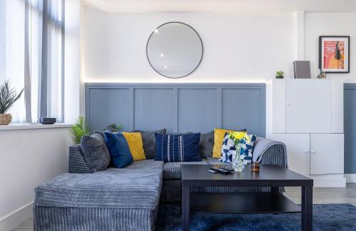 Cradley Apartment | RNM - Business Pro Ready, Private Access Entire Place, Kitchen and bathrooms with all Amenities, Fast WiFi, Smart Tv, Premium Bed, Parking Nearby