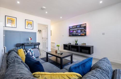Cradley Apartment | RNM - Business Pro Ready, Private Access Entire Place, Kitchen and bathrooms with all Amenities, Fast WiFi, Smart Tv, Premium Bed, Parking Nearby
