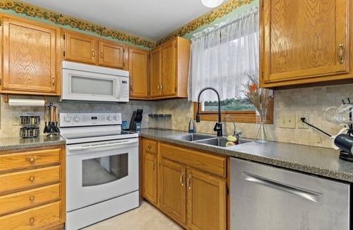 Columbus House | Roadmap Lodging: Garden Oasis by Cedarcrest