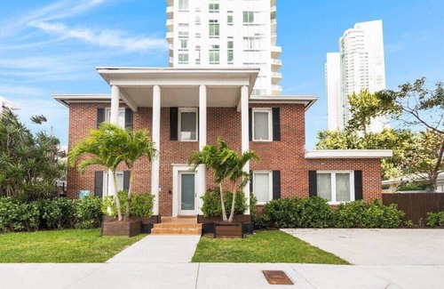 Midtown House | Roami at Bayview Place | Penthouse |Tub |6 Bed
