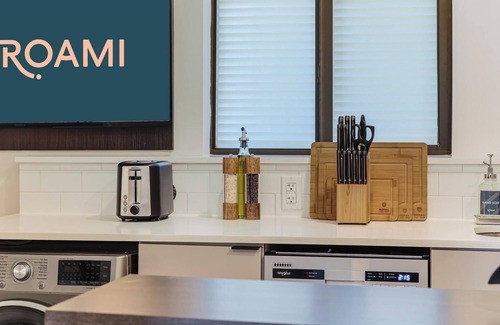 Midtown House | Roami at The Palace | 2 Bedroom | Queen