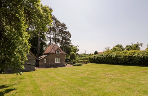 Little Cowarne Cottage | ROCK COTTAGE, pet friendly, with open fire in Tenbury Wells