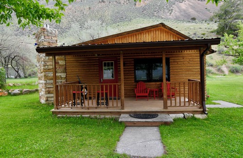 Gardiner Cabin | Rockin Y, Romantic Getaway or Family Friendly Lodging